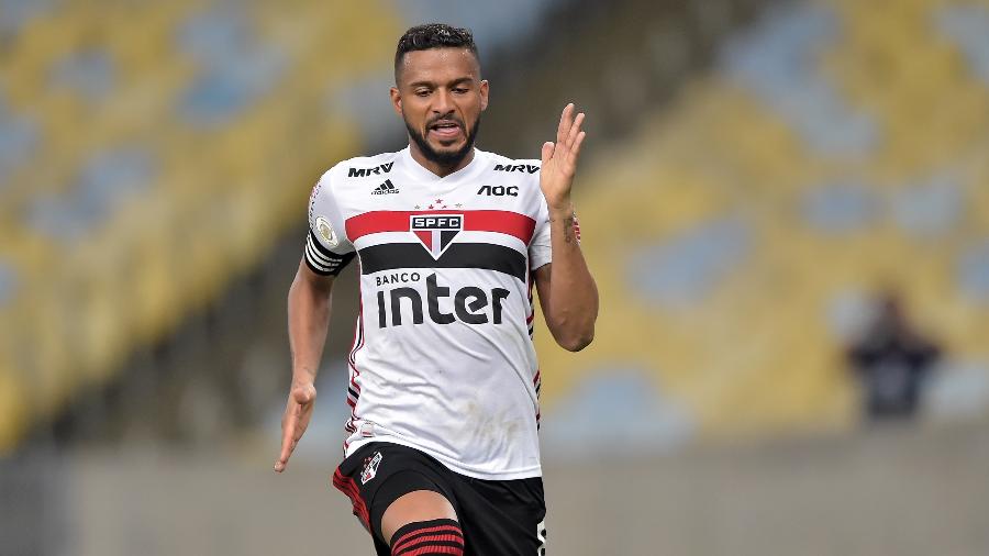 Reinaldo comemora um dos gols marcados pelo SÃ£o Paulo - Thiago Ribeiro/AGIF