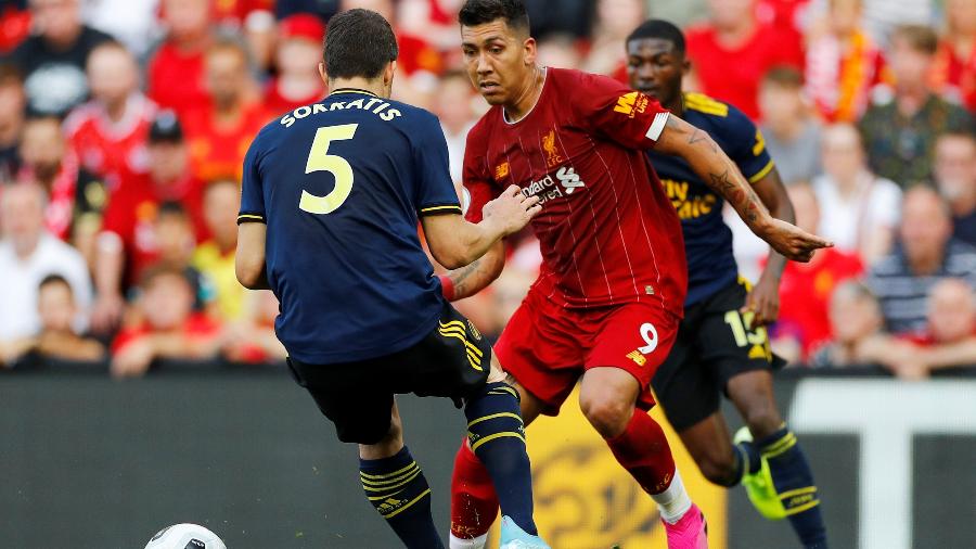 Firmino em ação na partida entre Liverpool e Arsenal - PHIL NOBLE/REUTERS