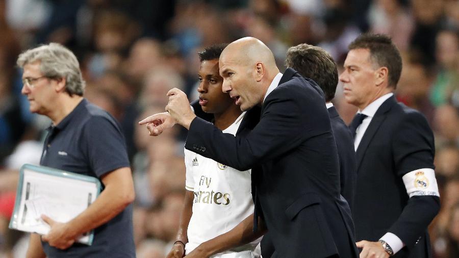 Zidane conversa com Rodrygo antes de o brasileiro entrar em campo pelo Real Madrid - ANP Sport/Getty Images