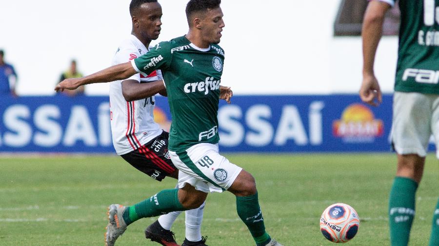 Gabriel Menino em ação durante partida do Palmeiras contra o São Paulo - Rebeca Reis/AGIF