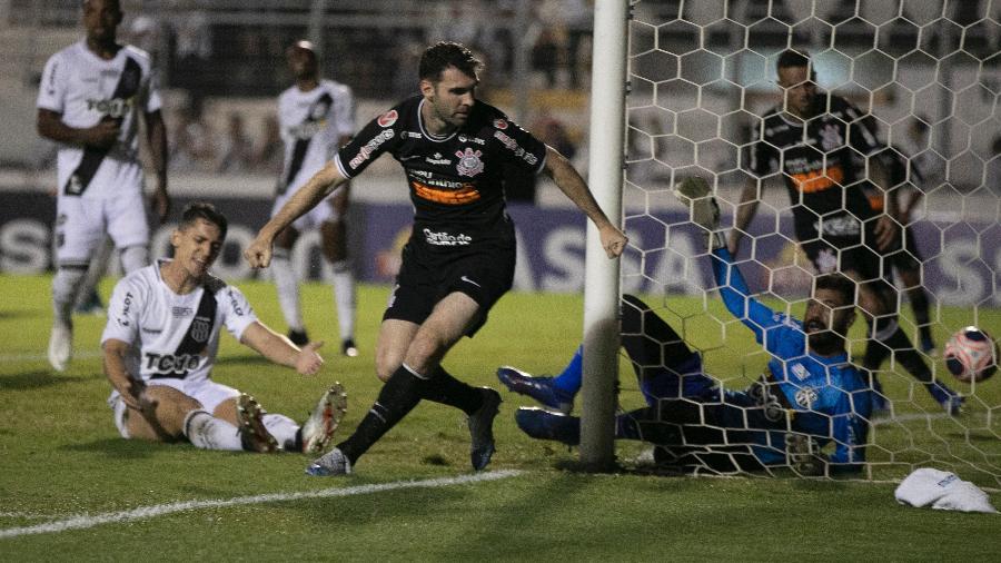 Boselli marca o primeiro gol do Corinthians contra a Ponte Preta - Daniel Vorley/AGIF