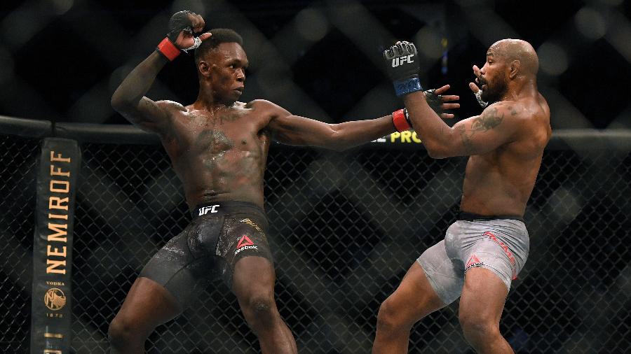 Israel Adesanya acerta golpe em Yoel Romero, no UFC 248 - Harry How/AFP