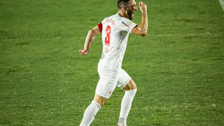 Léo Ortiz celebrates a goal for Bragantino in a game against Santos, in the Brasileirão 2020 - Diogo Reis/AGIF - Diogo Reis/AGIF