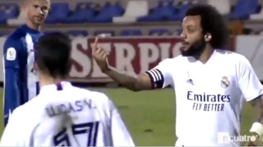 Marcelo orienta Vinicius Jr. durante Alcoyano x Real Madrid - Reprodução