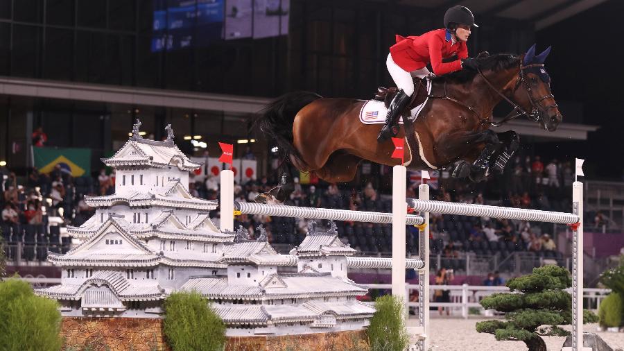 Jessica Springsteen salta obstáculo com seu cavalo durante prova de saltos nos Jogos Olímpicos de Tóquio - Julian Finney/Getty Images