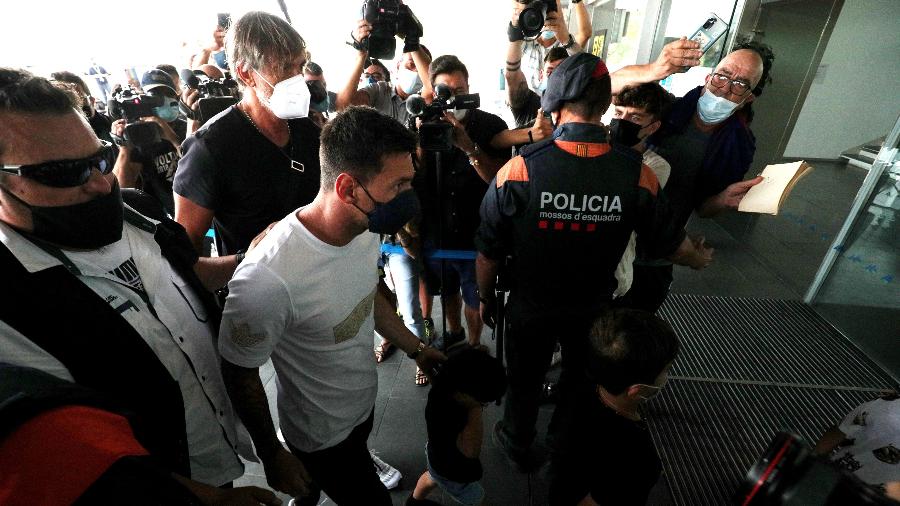 Lionel Messi chega ao Aeroporto de Barcelona - REUTERS/Albert Gea