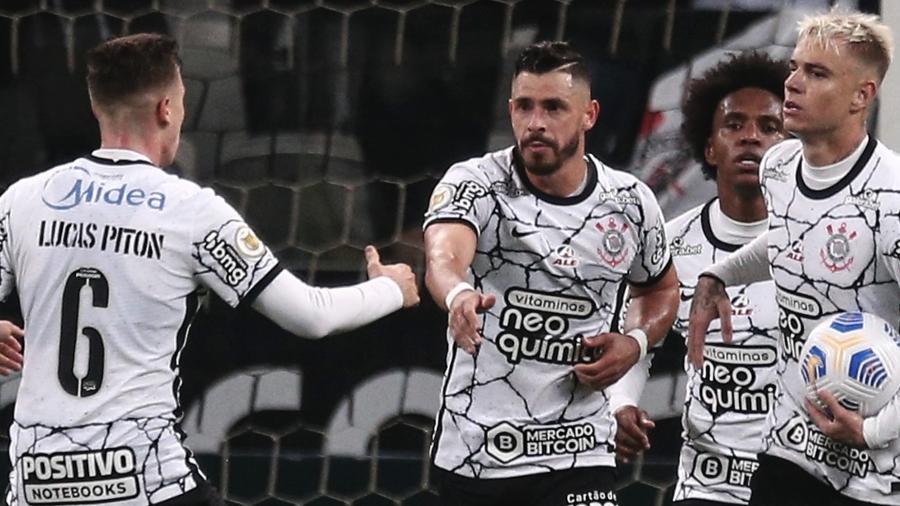 Róger Guedes comemora com Willian, Piton e Giuliano seu gol de pênalti pelo Corinthians contra o Bahia - Ettore Chiereguini/AGIF