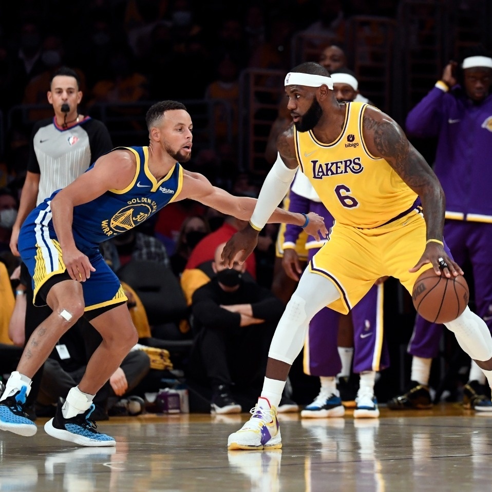 Jogadores de basquete na grande arena profissional durante o jogo