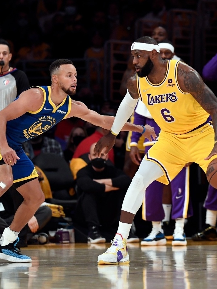 Jogador da NBA joga basquete na periferia de Diadema