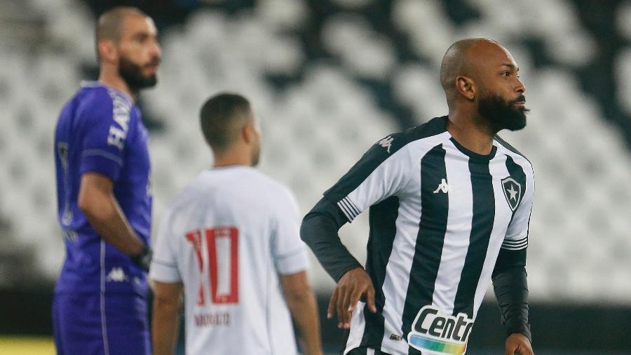 Chay, do Botafogo, celebra gol, enquanto Vanderlei e Morato, do Vasco, lamentam - Vitor Silva/Botafogo