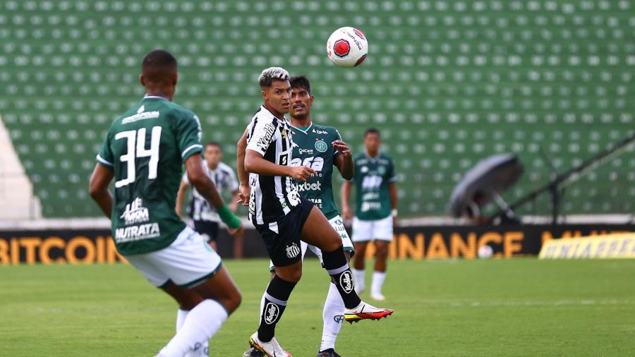 Marcos Leonardo, do Santos, disputa bola com jogador do Guarani, - KAREN FONTES/ISHOOT/ESTADÃO CONTEÚDO