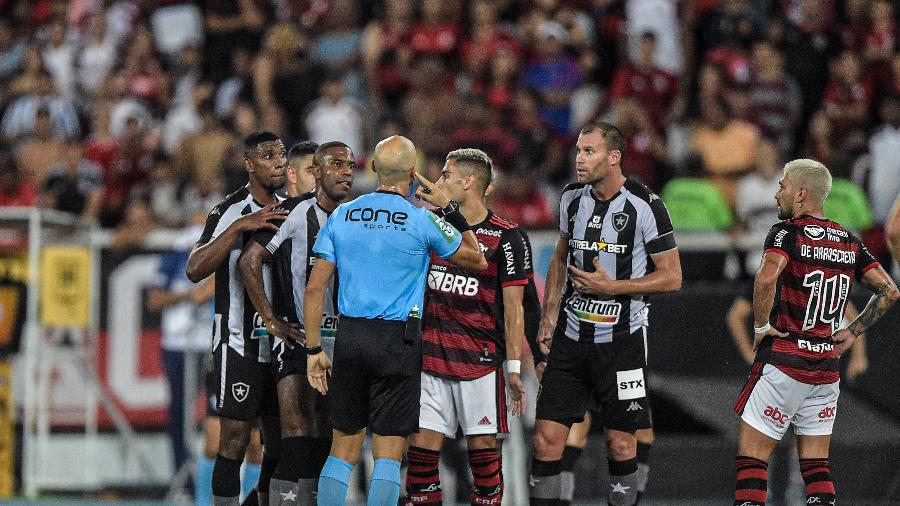Flamengo e Botafogo fazem um dos clássicos da rodada, na manhã deste domingo (8), no Maracanã - Thiago Ribeiro/AGIF