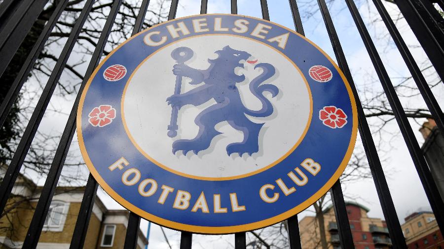 Escudo do Chelsea em um dos portões do estádio Stamford Bridge, em Londres - REUTERS/Toby Melville