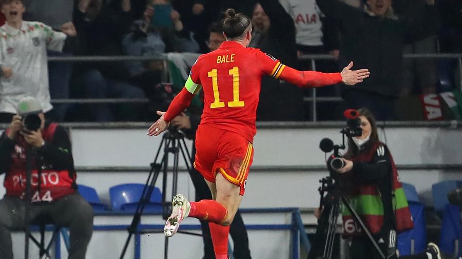 Bale comemora gol para a seleção do País de Gales - GEOFF CADDICK/AFP