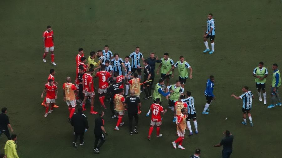 Confusão entre jogadores de Inter e Grêmio no clássico Gre-Nal - Marinho Saldanha/UOL