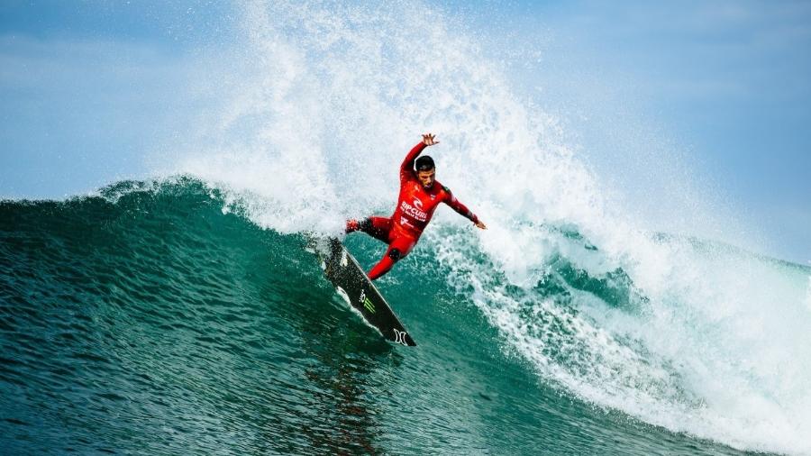 Filipe Toledo avançou para as oitavas em uma bateria super equilibrada - WSL