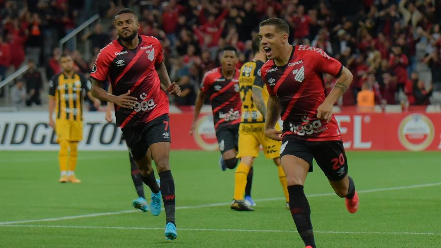 Terans comemora gol marcado pelo Athletico-PR na partida contra o The Strongest, válida pela Libertadores - Reinaldo Reginato/STAFFIMAGES/CONMEBOL