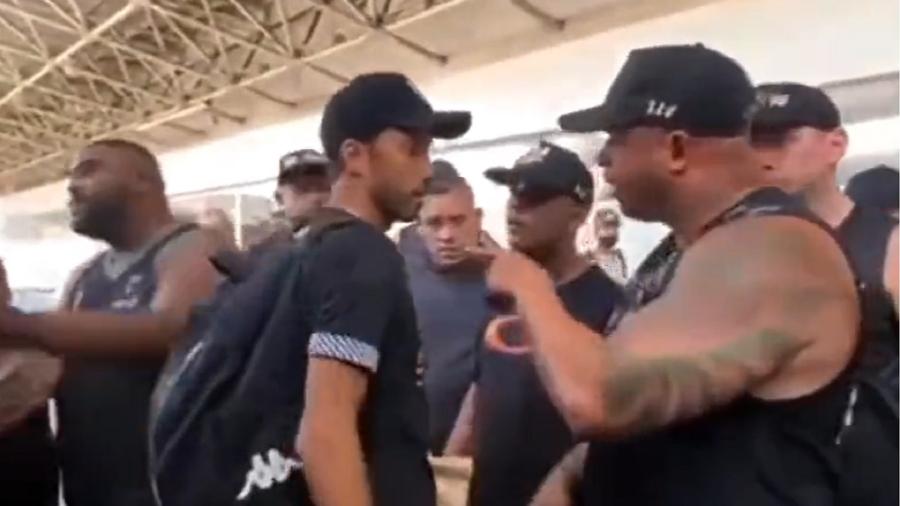 Membros de torcida organizada do Vasco protestam contra o time no Aeroporto de Galeão - Reprodução