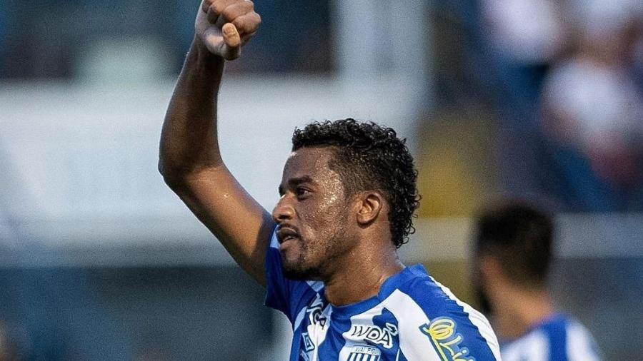Zagueiro Betão em uma de suas últimas partidas como jogador do Avaí - Reprodução/Instagram