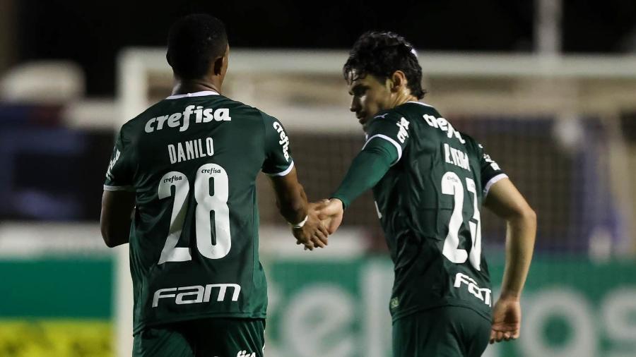 Heróis da noite, Raphael Veiga e Danilo comemoram gol do Palmeiras na vitória sobre a Juazeirense, pela Copa do Brasil - Cesar Greco/Palmeiras