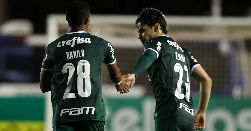 Heróis da noite, Raphael Veiga e Danilo comemoram gol do Palmeiras na vitória sobre a Juazeirense, pela Copa do Brasil