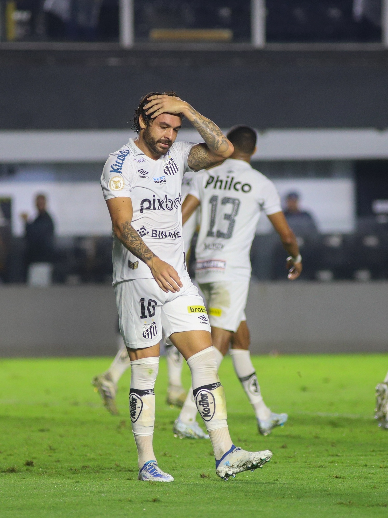 Santos e Corinthians empatam na Vila em jogo movimentado e com ação do VAR