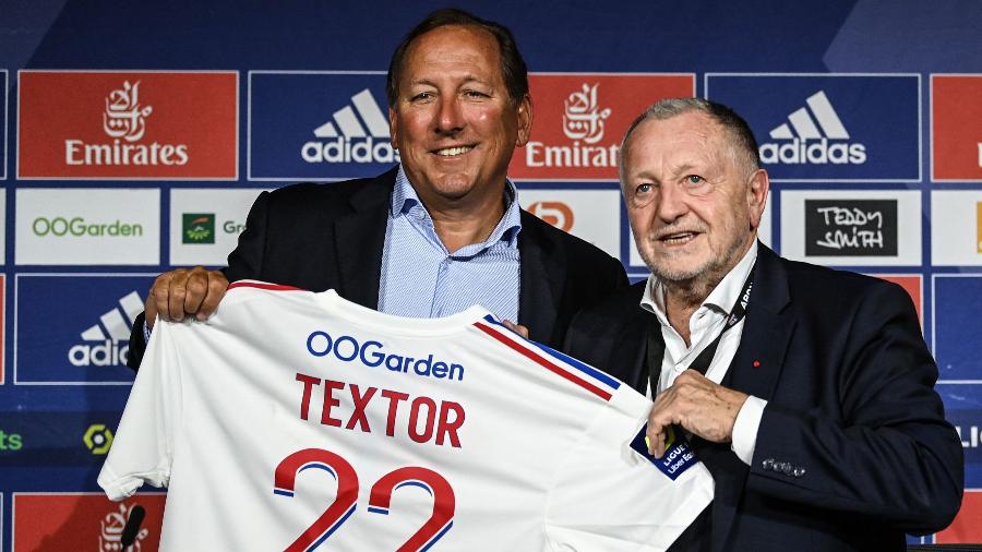 John Textor posa ao lado do atual presidente do Lyon, Jean-Michel Aulas, após se tornar sócio majoritário do clube francês - Olivier Chassignole/AFP