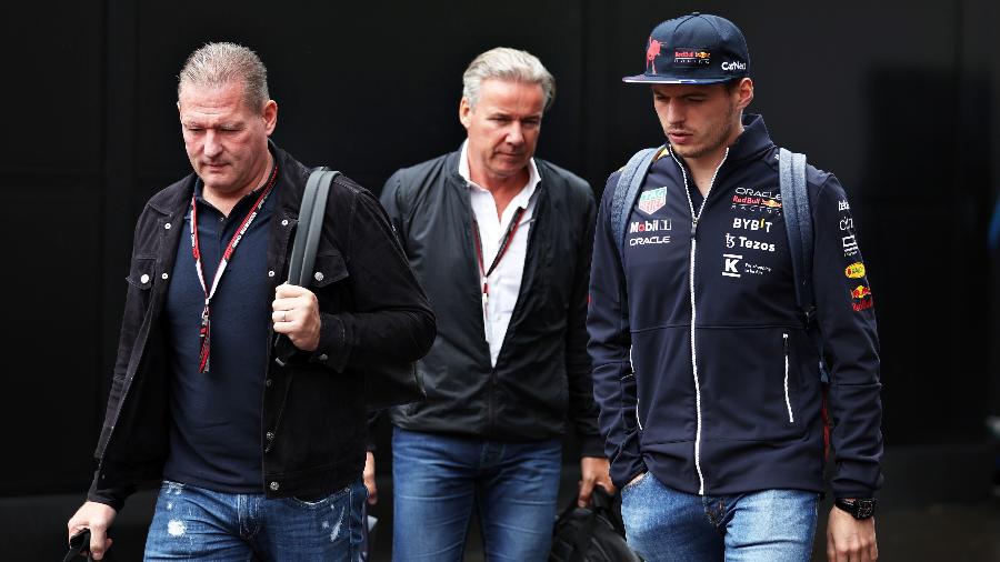 Max Verstappen chega ao circuito de Spielberg acompanhado do pai, o ex-piloto Jos Verstappen -  Bryn Lennon/Getty Images/Red Bull