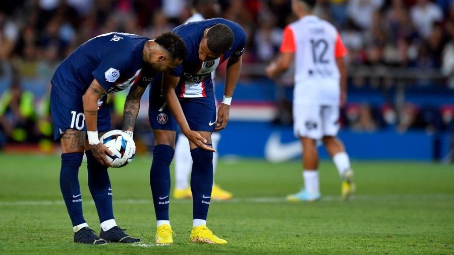 Neymar e Mbappé conversam antes da cobrança e um pênalti durante a partida contra o Montpellier  - Aurelien Meunier - PSG/PSG via Getty Images