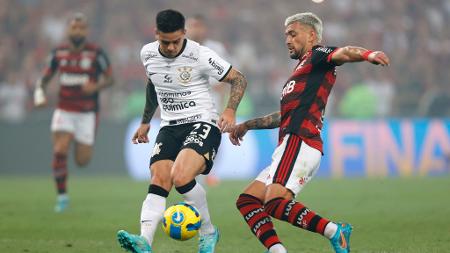 Fagner e Arrascaeta brigam pela bola em Flamengo x Corinthians, final da Copa do Brasil - Buda Mendes/Getty Images - Buda Mendes/Getty Images