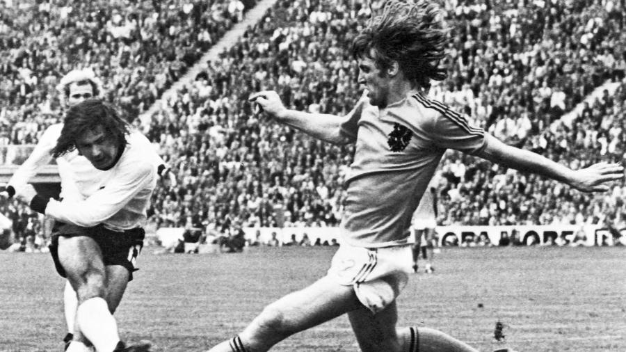 Gerd Müller faz gol pela Alemanha Ocidental na Copa de 1974 - AFP