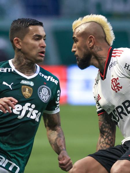 Dudu e Vidal disputam bola durante partida entre Palmeiras e Flamengo em agosto de 2022 - Marcello Zambrana/AGIF