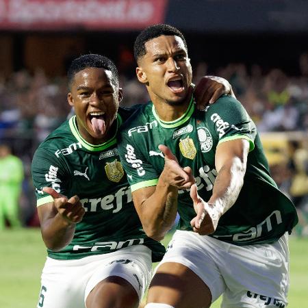 Murilo, do Palmeiras, comemora seu gol contra o Santos com Endrick - ANDERSON ROMÃO/PHOTOPRESS/ESTADÃO CONTEÚDO