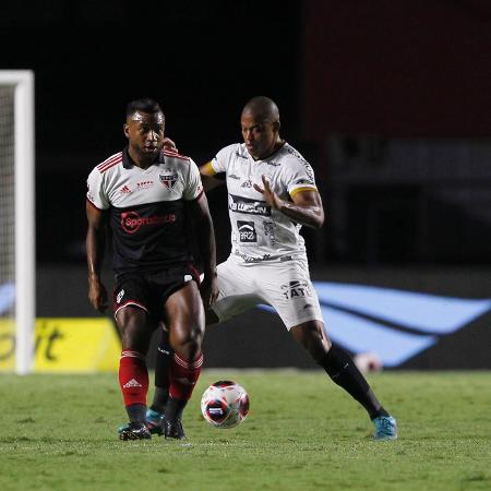 Luan disputa jogada em partida do São Paulo contra a Inter de Limeira na última rodada - Rubens Chiri