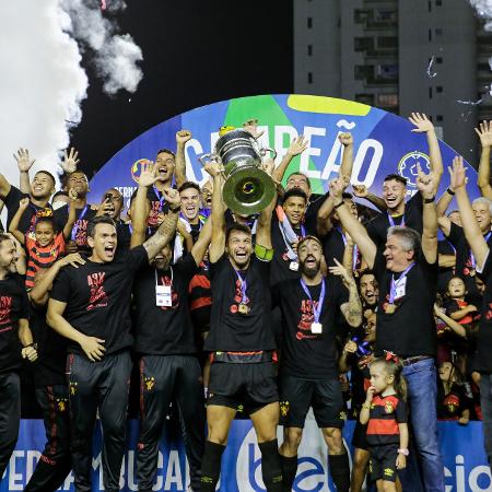 Jogadores do Sport levantam taça do Campeonato Pernambucano após vitória sobre o Retrô - Rafael Vieira/AGIF