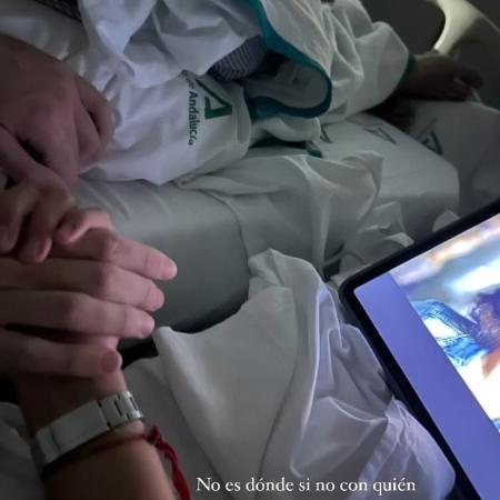 Alba Silva, mulher de Sergio Rico, postou foto de mãos dadas com o goleiro do PSG no hospital