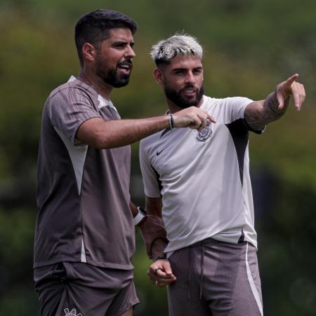 António Oliveira, técnico do Corinthians, passando instrução a Yuri Alberto em treino