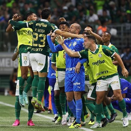 Jogadores do Palmeiras comemorando o gol de Raphael Veiga na final do Paulistão 2024