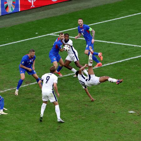 Jude Bellingham, da Inglaterra, marca o primeiro gol de sua equipe - Dean Mouhtaropoulos/Getty Images