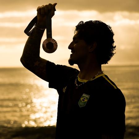 Gabriel Medina exibe sua medalha de bronze nas Olimpíadas de Paris