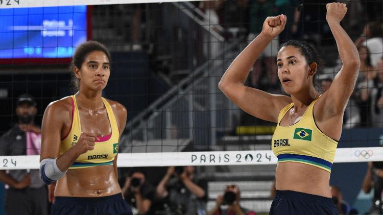 Ana Patrícia e Duda são ouro no vôlei de praia feminino contra o Canadá nas Olimpíadas, vencendo um jogo que teve até treta