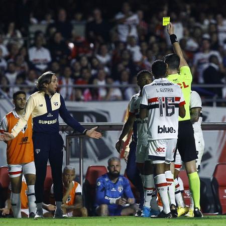 Zubeldía, técnico do São Paulo, recebe amarelo em jogo do Brasileirão Série A - Marco Miatelo/AGIF