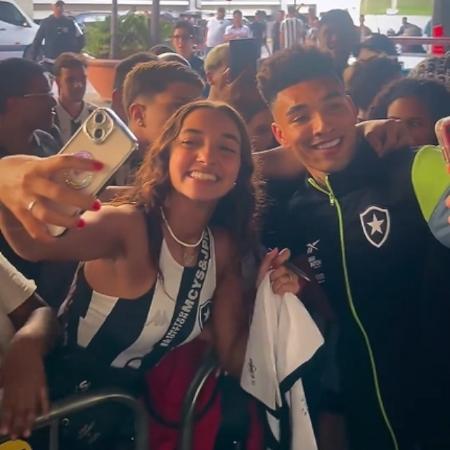 Igor Jesus tira foto com torcedora do Botafogo no aeroporto do Rio de Janeiro