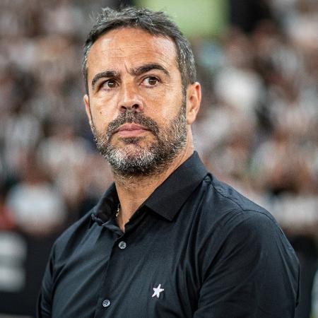 Artur Jorge, técnico do Botafogo, durante jogo contra o Vasco