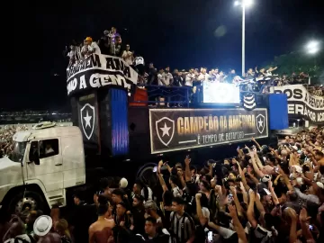 Jogadores do Botafogo desfilam pelo RJ após conquista da Libertadores