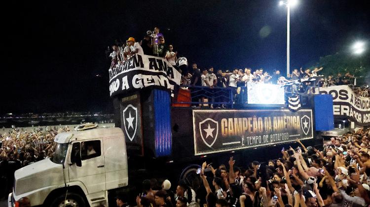 Ônibus leva elenco do Botafogo pelas ruas do Rio de Janeiro em comemoração pelo título da Libertadores 2024