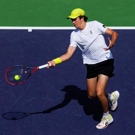 João Fonseca em ação durante jogo no Masters 1000 de Indian Wells João Fonseca em ação durante jogo no Masters 1000 de Indian Wells