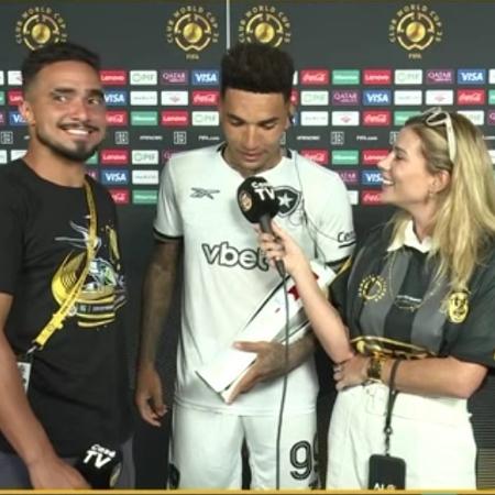 Rafael e Isabela Pagliari, da CazéTV, durante entrevista com Barboza - Reprodução/YouTube/CazéTV