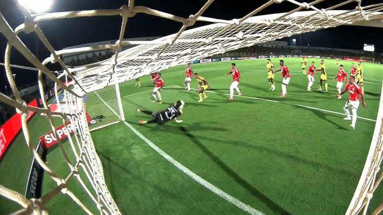 Anthoni, do Inter, espalma bola para dentro do próprio gol contra o Mirassol