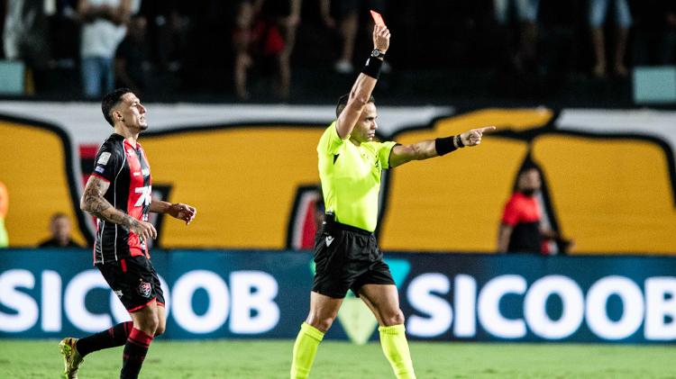 Árbitro Alex Gomes Stefano foi um dos personagens de Vitória x Palmeiras, pelo Brasileirão
